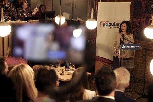 La presidenta de la Comunidad de Madrid, Isabel Díaz Ayuso, en la cena de Navidad de la sede de San Blas-Canillejas, en la capital