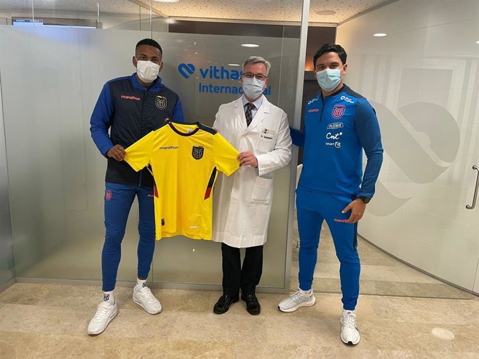 Dr Silberberg junto al jefe de los servicios médicos de Ecuador