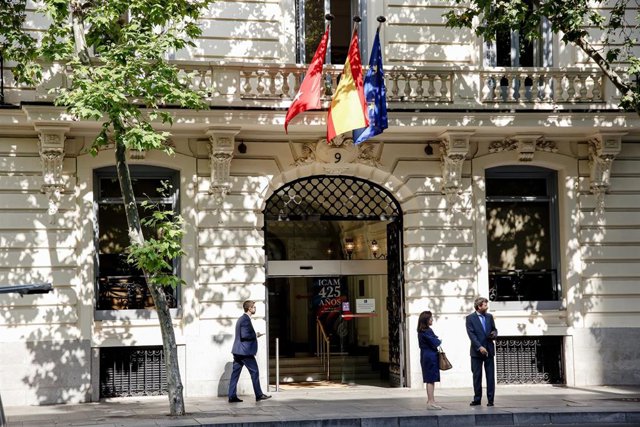 Archivo - Una persona pasa al lado del Ilustre Colegio de Abogados de Madrid (ICAM).