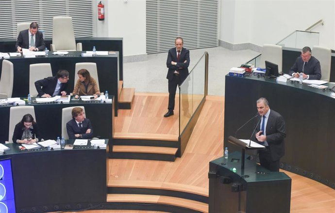 El portavoz de Vox en el Ayuntamiento de Madrid, Javier Ortega Smith, y el alcalde, José Luis Martínez-Almeida, en el Pleno de Cibeles