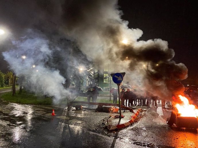 Barricada De Neumáticos Ardiendo En La Factoría De Arcelormittal En Avilés, Durante Una Concentración Convocada Por CCOO Y CSI Para Exigir El Cumplimiento De Los Contratos Relevo