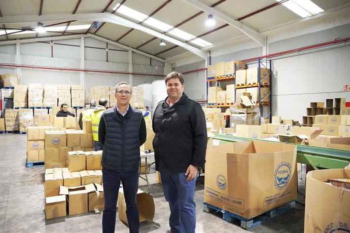 El director comercial de Limpieza Vial, Antonio Venegas, ha visitado las instalaciones del Banco de Alimentos para hacer entrega de la donación al coordinador de Marketing y del Programa de Inserción, Juan Pedro Álvarez.