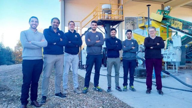 Los investigadores de la UJA ante el prototipo de la planta.