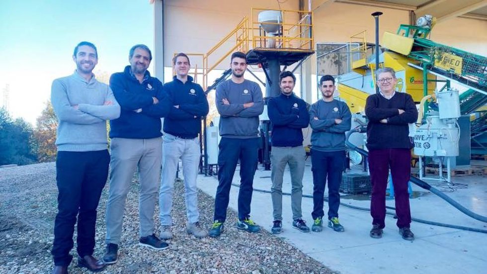 Los investigadores de la UJA ante el prototipo de la planta.