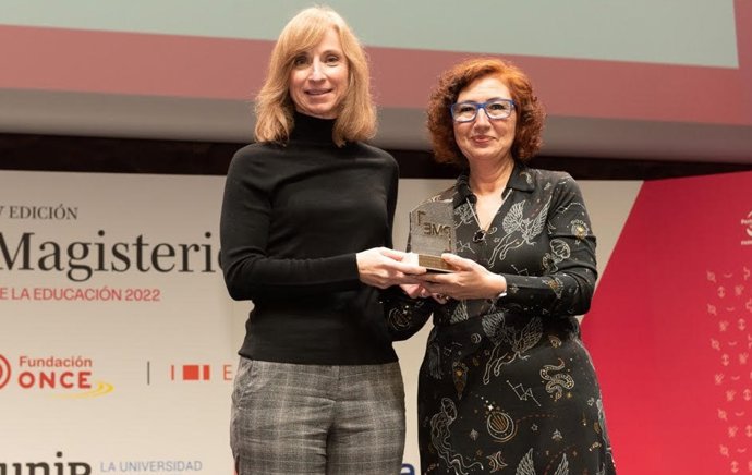 La directora de Responsabilidad Corporativa de Atresmedia y adjunta a la dirección de la Fundación, Susana Gato, recoge el Premio Especial Juan Pablo de Villanueva en la XIV edición de los Premios Magisterio, en Madrid