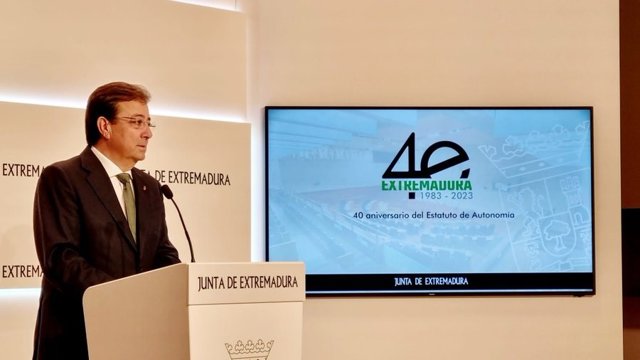 El presidente de la Junta de Extremadura, Guillermo Fernández Vara, en rueda de prensa en Mérida