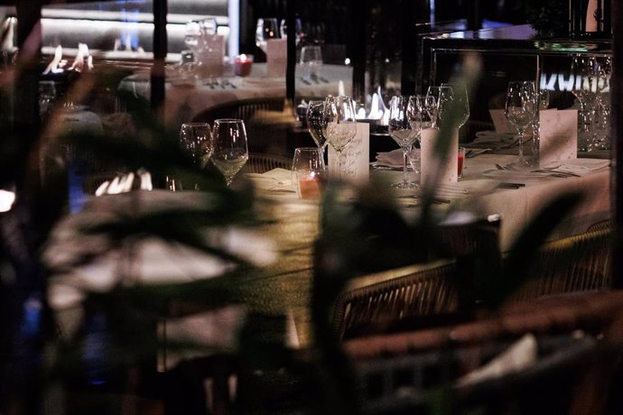 Archivo - Una mesa preparada para la cena de Nochebuena en la Puerta de Alcalá 