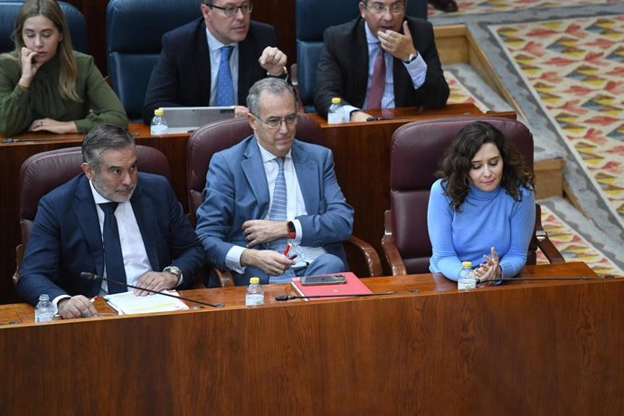 La presidenta de la Comunidad de Madrid, Isabel Díaz Ayuso, durante un pleno en la Asamblea de Madrid, Alejandra Jacinto, interviene en una sesión plenaria, en la Asamblea de Madrid, a 15 de diciembre de 2022, en Madrid (España). La Asamblea de Madrid a