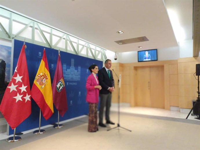 El portavoz de Vox en el Ayuntamiento de Madrid, Javier Ortega Smith, y su homóloga en la Asamblea, Rocío Monasterio, en el Pleno de Cibeles