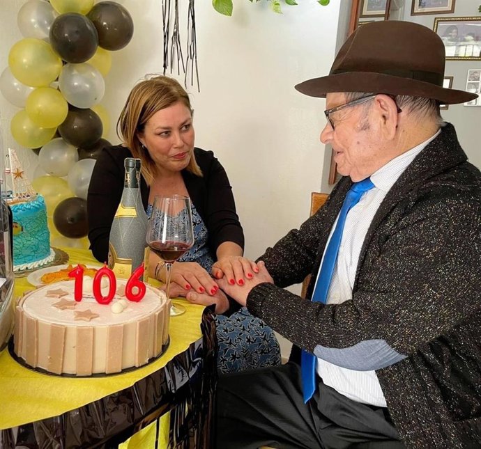 La presidenta del PP de Lanzarote, Astrid Pérez, con el recientemente fallecido Juan Machín, el afiliado más longevo del PP, en el cumpleaños de sus 106 años