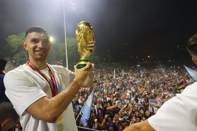 El portero argentino Emiliano Martínez con la Copa del Mundo ante la multitud en las calles de Buenos Aires