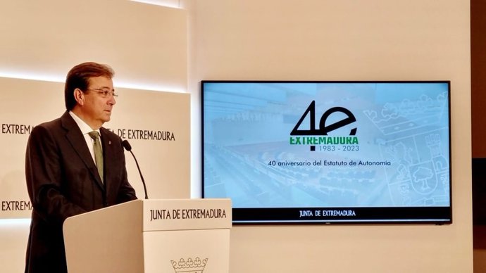 El presidente de la Junta de Extremadura, Guillermo Fernández Vara, en rueda de prensa en Mérida