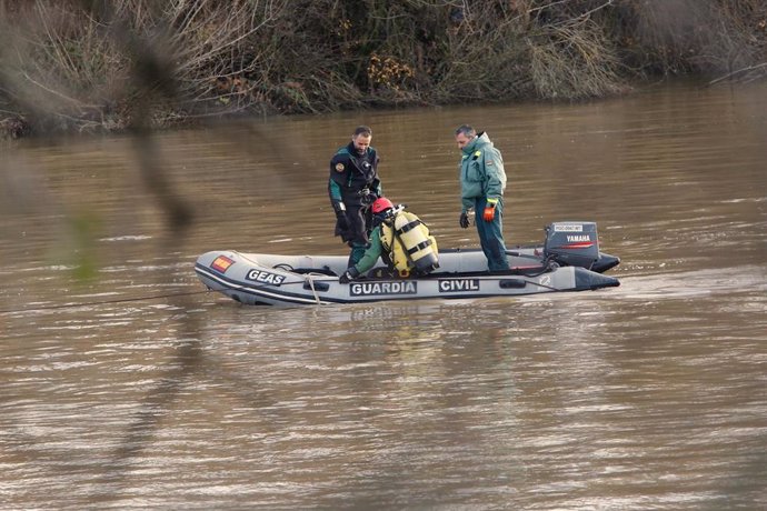 El grupo GEAS de la guardia civil evalúa el posible lugar del accidente del ultra ligero  en el río Duero a su paso por la localidad de Villamarciel, que desapareció ayer del aeródromo de Matilla, Valladolid