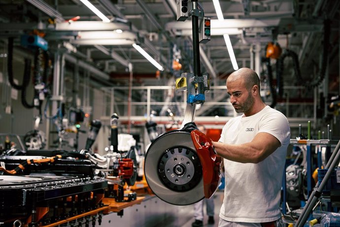 Un empleado ensambla una pieza en la fábrica de Audi en Bruselas