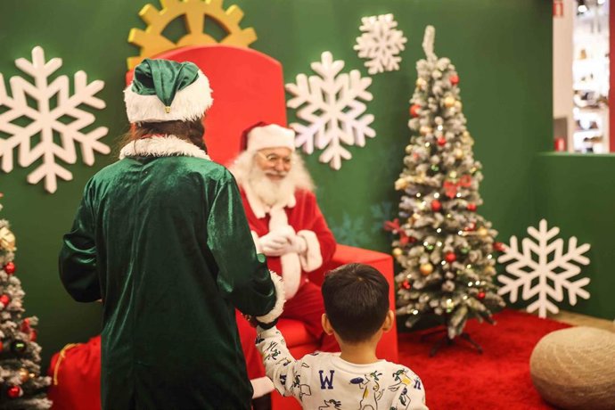 Archivo - Trono de Papá Noel en intu Xanadú