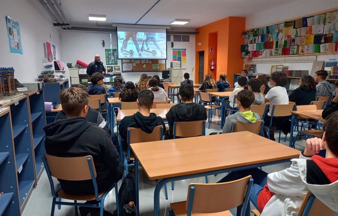 Estepona ofrece charlas formativas a los alumnos de los institutos sobre el uso responsable de los VMP