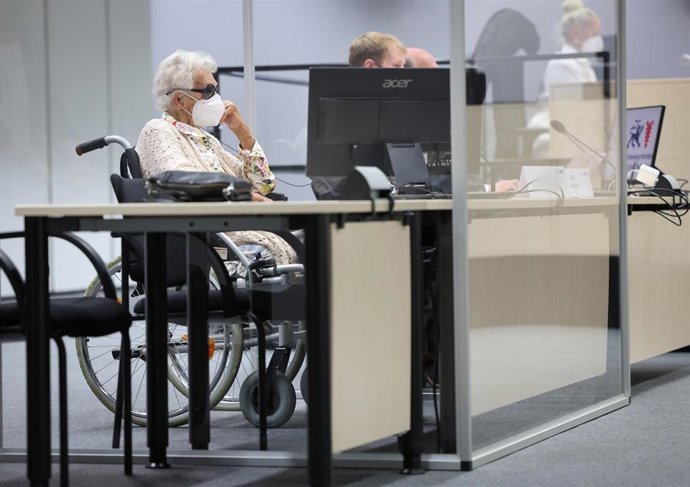 Archivo - Irmgard F., exsecretaria de un campo de concentración nazi, comparece en un tribunal de Itzehoe