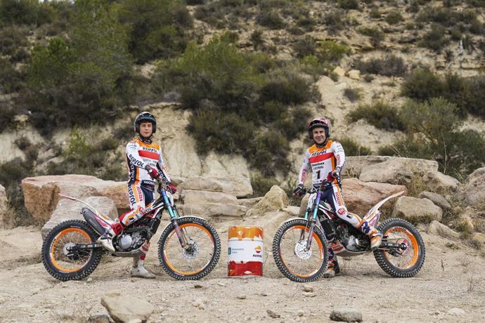 Toni Bou y Gabriel Marcelli junto a un bidón del combustible renovable de Repsol