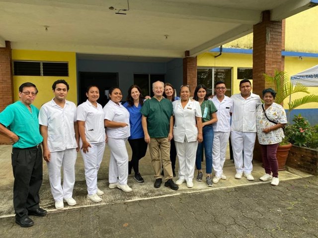 Participantes en la expedición sanitaria, junto a personal local.