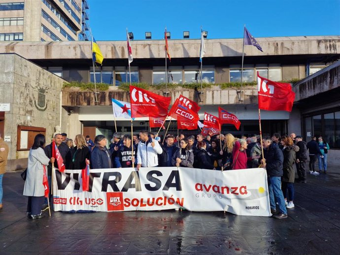 Imagen de trabajadores de Vitrasa concentrándose esta mañana en Vigo.