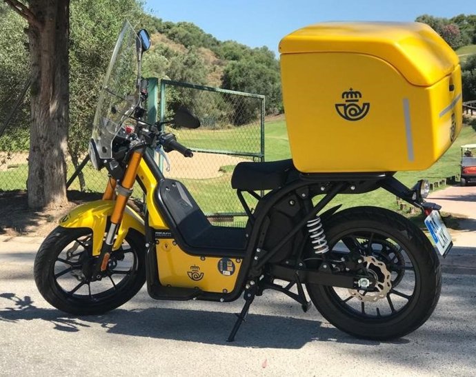 Archivo - Moto elctrica de la flota de Correus