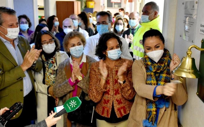 Catalina García estrena la nueva campana de los sueños en Oncología Radioterápica del Virgen del Rocío