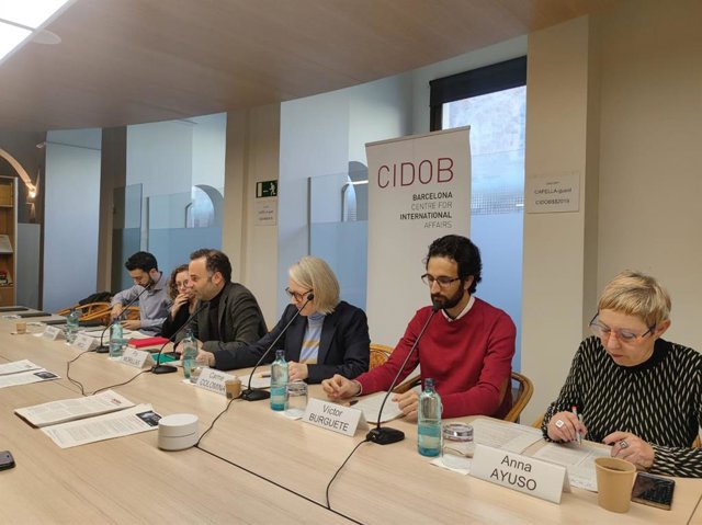 El director del Cidob, Pol Morillas, junto con los investigadores Carme Coromina, Inés Arco, Moussa Bourekba, Víctor Burguet y Anna Ayuso
