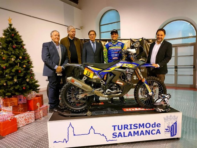 . EL Piloto Lorenzo Santolino (Cuarto Por La Izquierda), Junto Al Alcalde De Salamanca, Carlos García Carbayo (Tercero), El Director Del MHAS, Luis Miguel Mata (Primero), El Concejal De Deportes, Javier García (Segundo), Y El Diputado De Turismo.