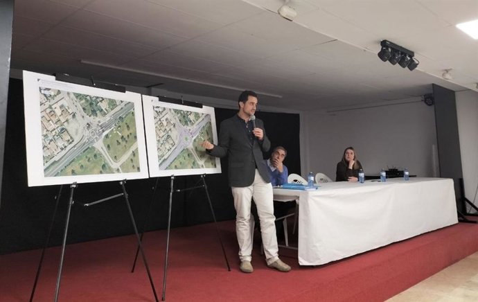 El conseller insular de Movilidad e Infraestructuras, Iván Sevillano, durante la reunión con los vecinos de Palmanyola.