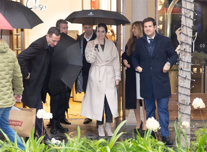 La presidenta de la Comunidad de Madrid, Isabel Díaz Ayuso y el alcalde de Las Rozas, José de la Uz, a su llegada al espacio de compras 'Las Rozas Village', a 20 de diciembre de 2022, en Las Rozas