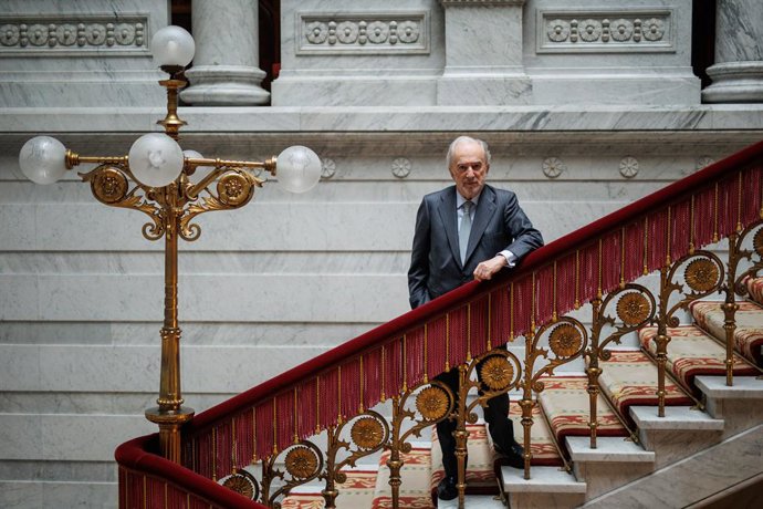 El director de la Real Academia Española (RAE), Santiago Muñoz Machado, posa después de una entrevista para Europa Press, en la escalera de la sede de la Academia, a 12 de diciembre de 2022, en Madrid (España). Santiago Muñoz Machado es un jurista y aca