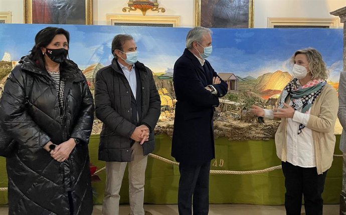 La concejala delegada de Mayores, Paloma Espinosa; el consejero municipal de Acción Social y Familia, Ángel Lorén; y el alcalde de Zaragoza, Jorge Azcón.