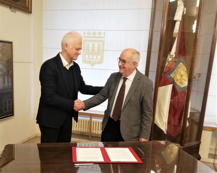 Pablo Hermoso de Mendoza y Pedro Uruñuela, tras firmar el convenio