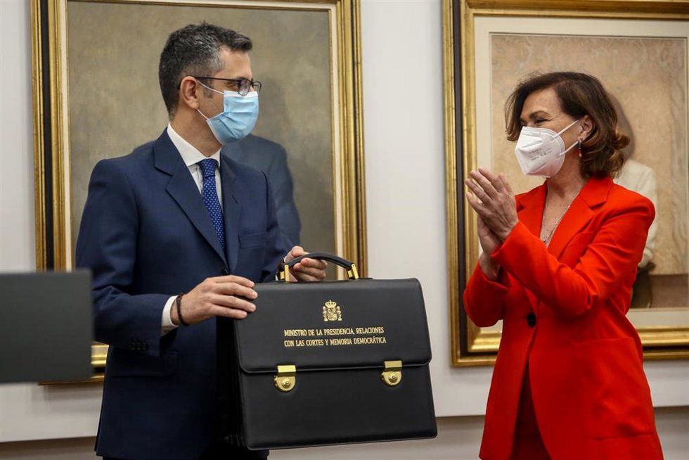 Archivo - Carmen Calvo dando el relevo a Félix Bolaños en el Minsterio de Presidencia