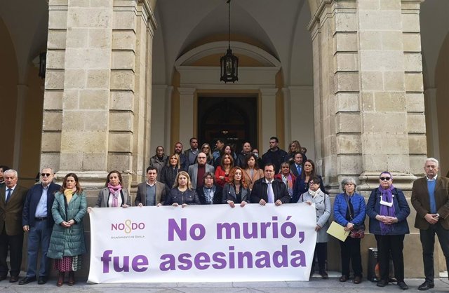 Minuto de silencio en el Ayuntamiento de Sevilla por el crimen machista en Montequinto, en Dos Hermanas.