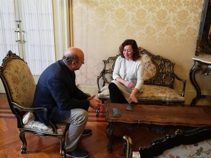 La presidenta del Govern, Francina Armengol, con el nuevo presidente de la APB, Jaume Colom.