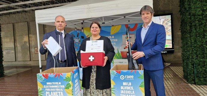 Clausura con la delegada de Sostenibilidad en Sevilla, Concepción Gallardo Pinto; el delegado de Transición Ecológica del Ayuntamiento, David Guevara García; y el delegado regional de Comunicación de El Corte Inglés, Eduardo Barrero.
