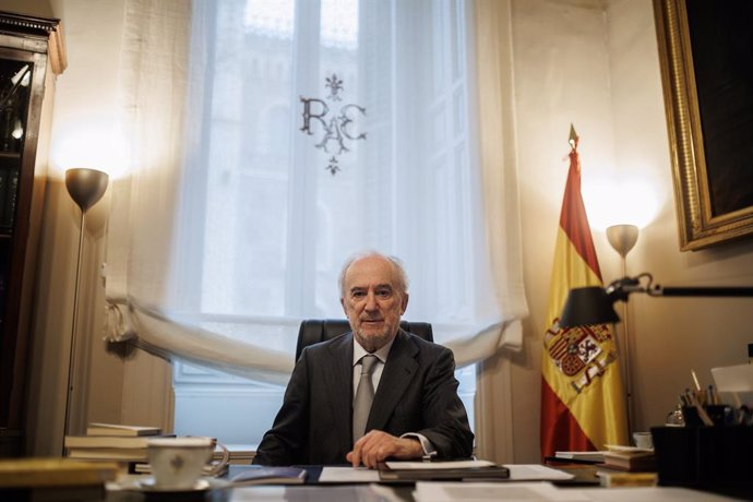 El director de la Real Academia Española (RAE), Santiago Muñoz Machado, posa después de una entrevista para Europa Press, en un despacho de la sede de la Academia, a 12 de diciembre de 2022, en Madrid (España). Santiago Muñoz Machado es un jurista y aca