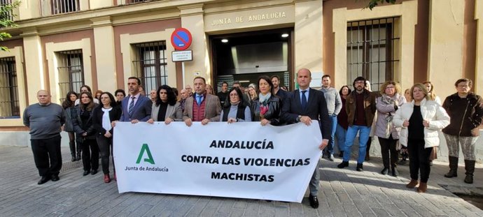 Minuto de silencio en la Delegación del Gobierno andaluz tras el crimen machista de Montequinto.