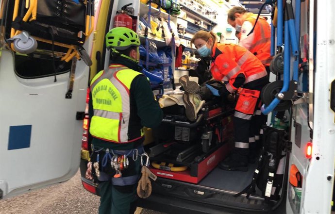 La Guardia Civil evacúa a un senderista en Esporles que sufrió un ataque de epilepsia.