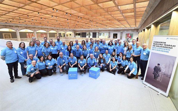 Foto de familia de los voluntarios de CaixaBank en el acto de reconocimiento.
