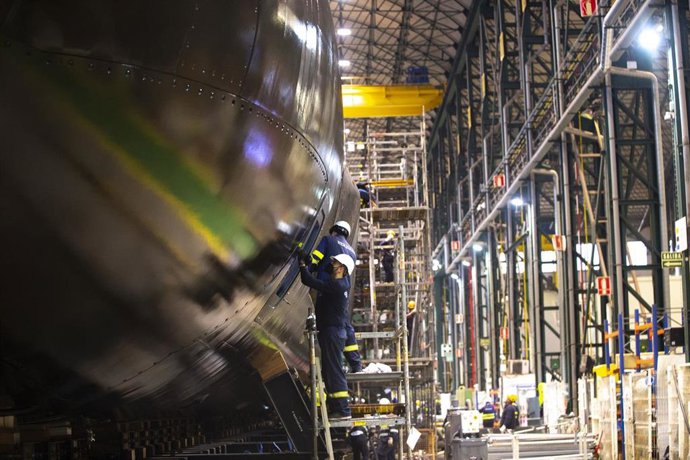 Archivo - Un trabajador en una de las puertas del submarino S-91 Isaac Peral en el taller del astillero de Navantia