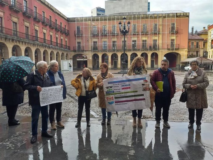 Concentración de la Plataforma de Propietarios de Viviendas en Alquiler en la plaza Mayor de Gijón en contra de que el Gobierno central prorrogue el decreto que frena los desahucios de personas vulnerables
