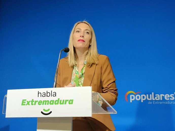 La presidenta del PP de Extremadura, María Guardiola, ha comparecido en la sede de Mérida para anunciar su pérdida de confianza en la candidata a la alcaldía de la capital autonómica.