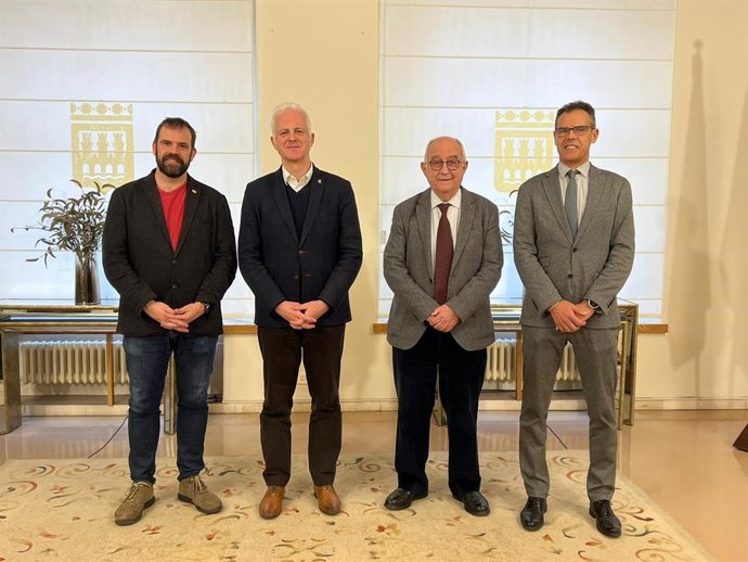 Uruñuela, segundo por la derecha, en la firma del convenio con el Ayuntamiento de Logroño