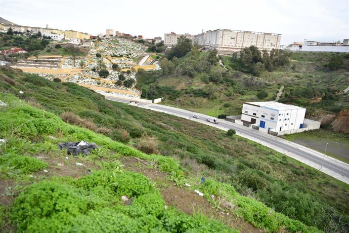 El terraplén donde hallaron el cuerpo del menor de ocho años, en la barriada Loma Colmenar, a 20 de diciembre de 2022, en Ceuta (España). 