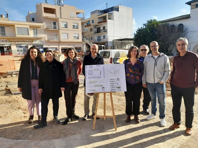 La regidora de Modelo de Ciudad, Vivienda digna y Sostenibilidad, Neus Truyol, junto a los arquitectos de la obra, Martí Lucena, Antonio Pérez-Villegas, Llucía Cabo.