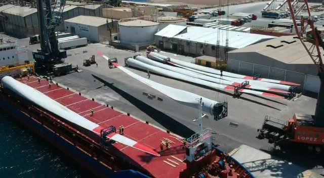 Archivo - Carga de las palas de aerogenerador en un buque