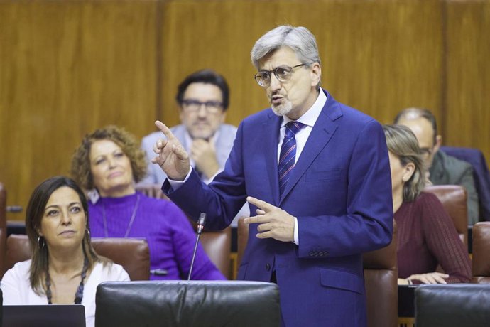 El diputado socialista, José Aurelio Aguilar, en una imagen de archivo en el Pleno del Parlamento. 