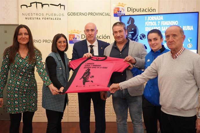 El diputado de Deportes, Oscar Moral, junto con el presidente del CD Monteresma, Rubén Guerra; la gerente de la Fundación Caja Rural, Beatriz Serrano; y los concejales del Ayuntamiento de Palazuelos, Juan Manuel Martínez y Javier Aragoneses.